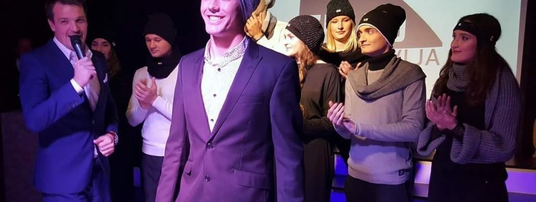 Modna zgodba, ki združuje modo in ljubezen do jadranja. Pletenine Žan Luka Zelko.